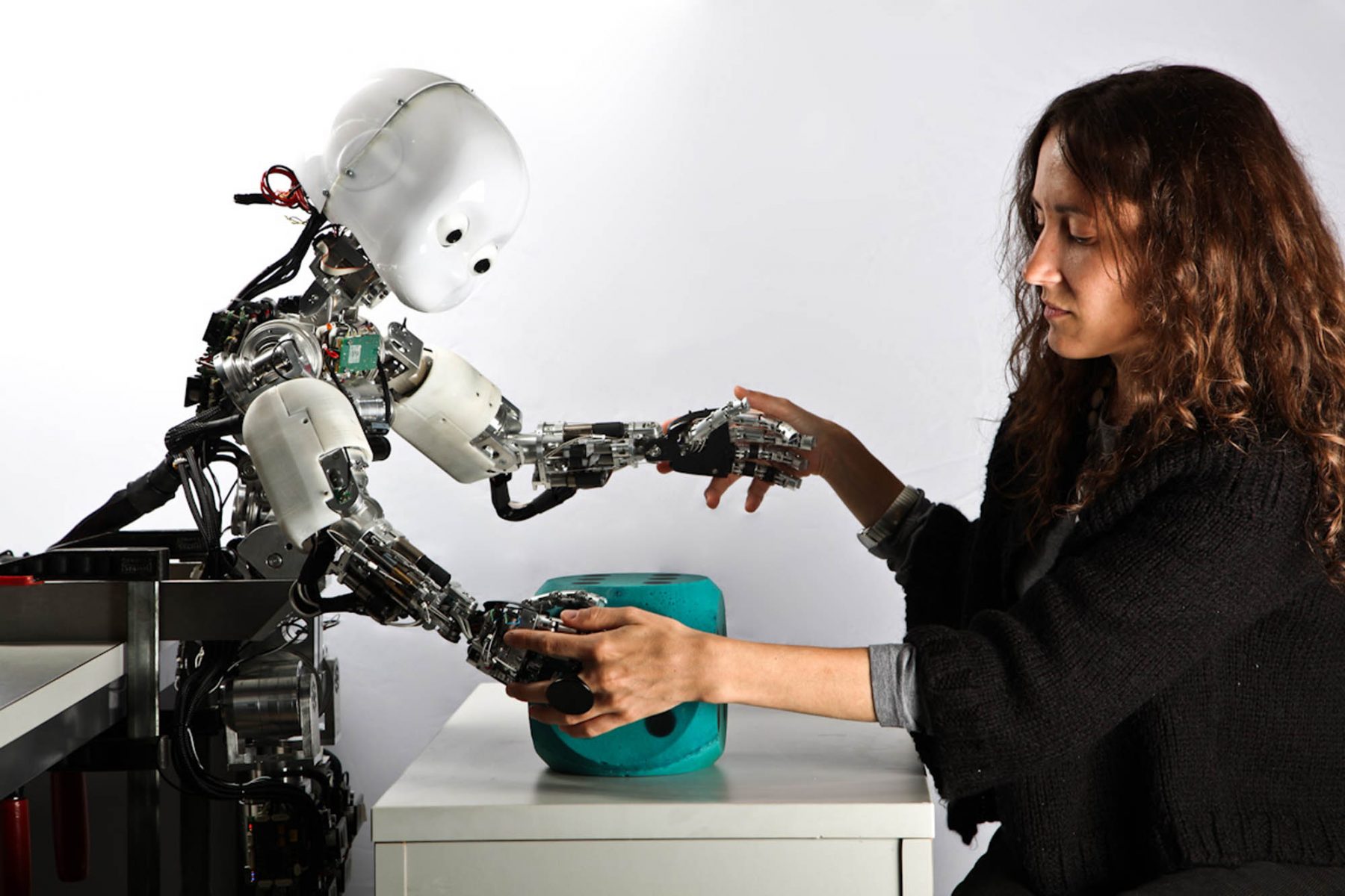 Обычного человека сделают роботом. Робот человек. Искусственный робот. Роботы и робототехника. Робототехника и искусственный интеллект.
